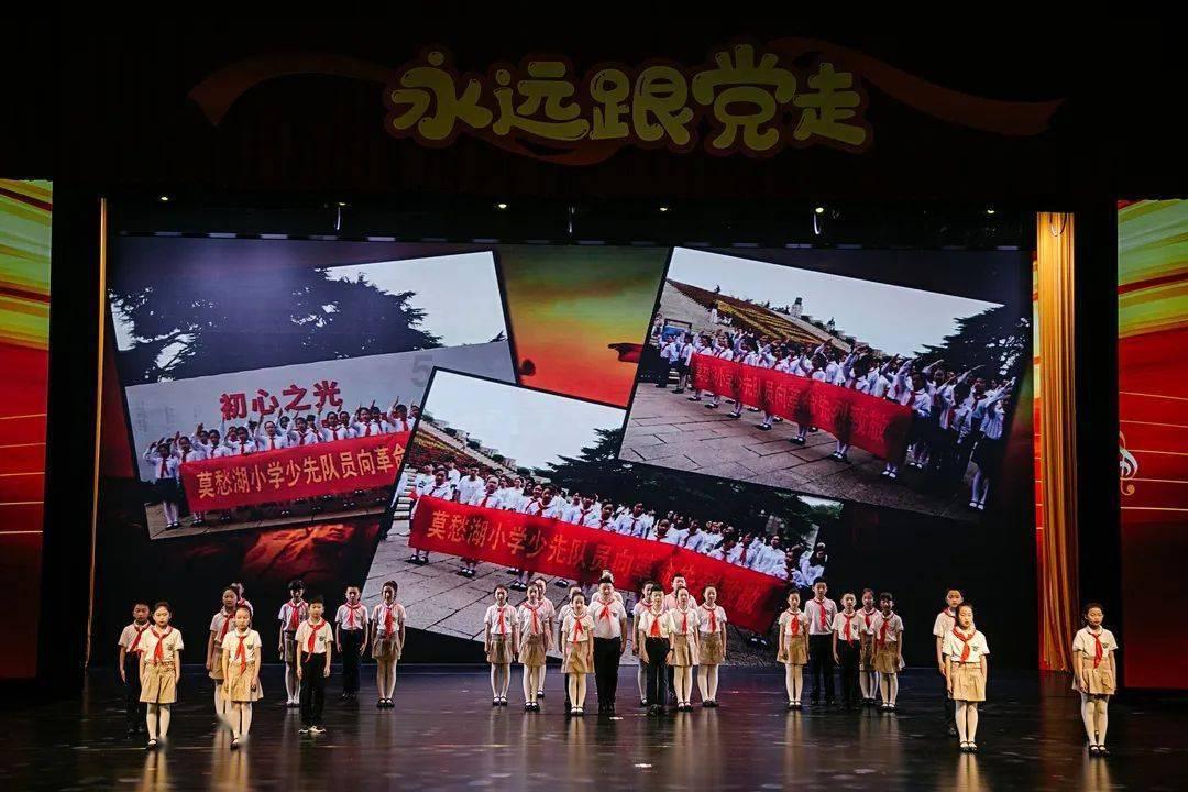 郭晶晶参加香港马拉松赛，穿蓝运动衣配瘦腿裤，周润发也来了